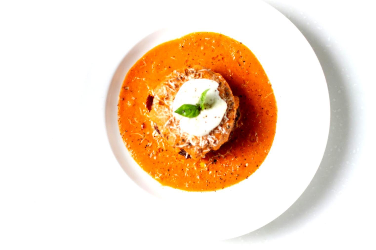 Teilnehmer bei der praktischen Zubereitung internationaler Street-Food-Klassiker